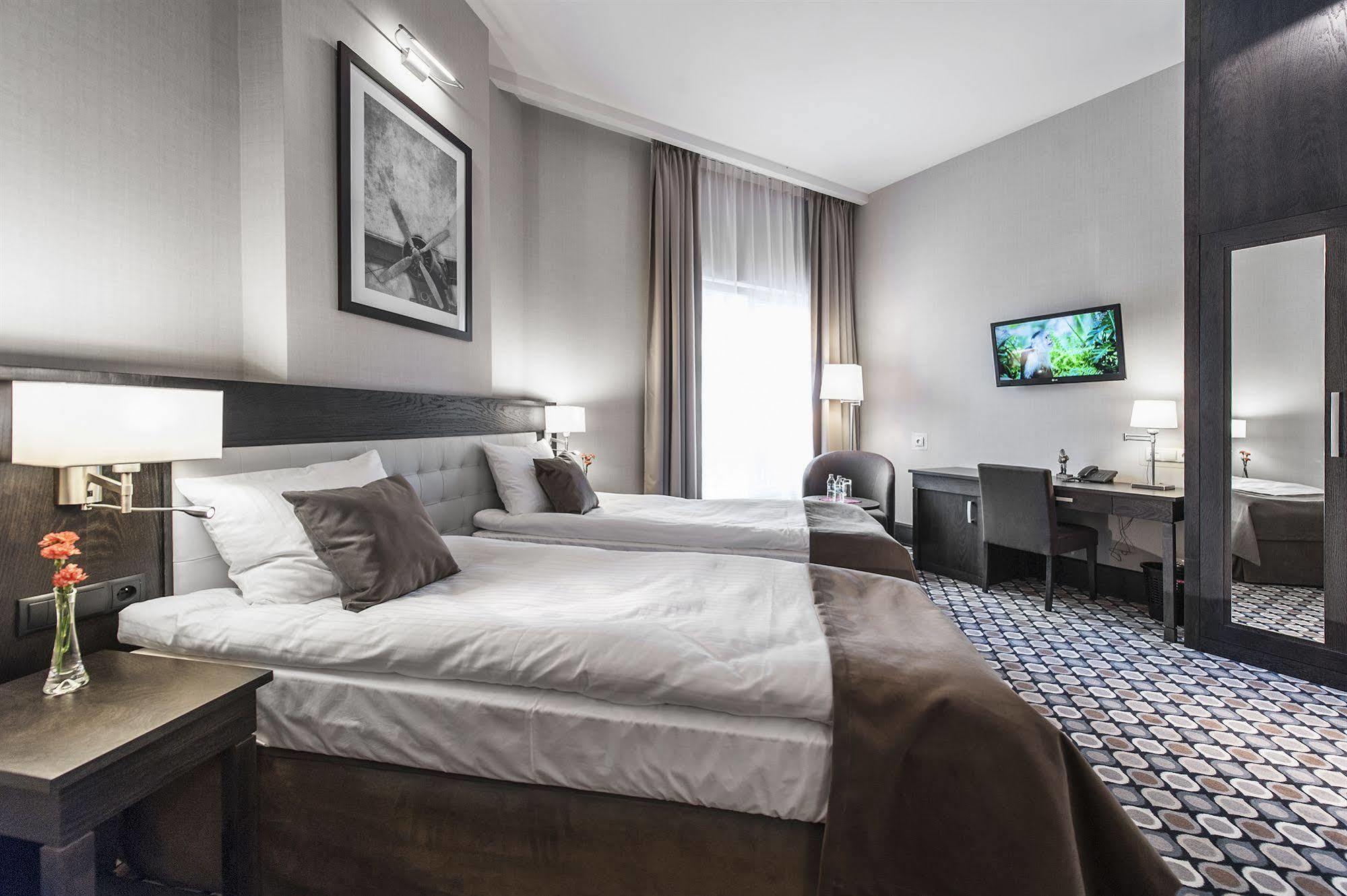 Red Baron Hotel & Restaurant Swidnica  Ngoại thất bức ảnh
